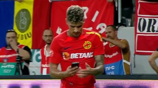Florinel Coman, gest inedit în derby. Ce a făcut starul FCSB cu telefonul aruncat spre el de un fan al lui Dinamo și reacția adversarilor | GALERIE FOTO