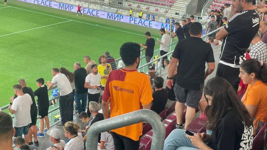 FOTO EXCLUSIV | Imaginea zilei pe stadioanele din Europa, chiar în Giulești! Cum a fost surprins un fan turc la meciul dintre Dinamo Kiev și Besiktas