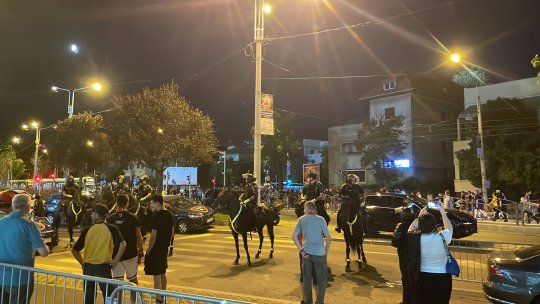 FOTO EXCLUSIV | Fanii Petrolului, escortați de jandarmi și câini pe drumul spre stadionul Arcul de Triumf! Câți suporteri prahoveni sunt așteptați în tribune