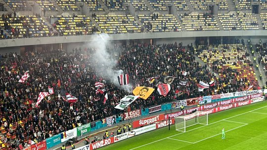 Mesaje către nimeni! Ce bannere au afișat fanii lui Dinamo la derby-ul cu Rapid, în absența suporterilor adverși: ”Centenar inventat, parastas adevărat”