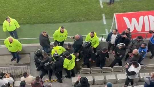 Imagini incredibile la Dinamo - Hermannstadt! Jandarmii i-au luat pe sus pe stewarzii din stadion! Ce s-a întâmplat