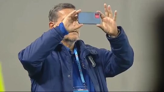 Fabulos! Nicolo Napoli și-a scos telefonul și a făcut o poză chiar înainte de a începe derby-ul Craiovei. Ce a fotografiat italianul