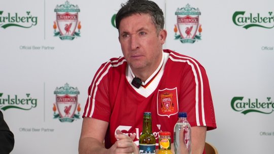Fowler, legenda lui Liverpool, interviu la București: “Debutul lui Drăgușin ca titular în Premier League nu a fost ok, dar le va demonstra tuturor ce jucător bun e”. Ce spune de scandalul torțelor de la Rapid