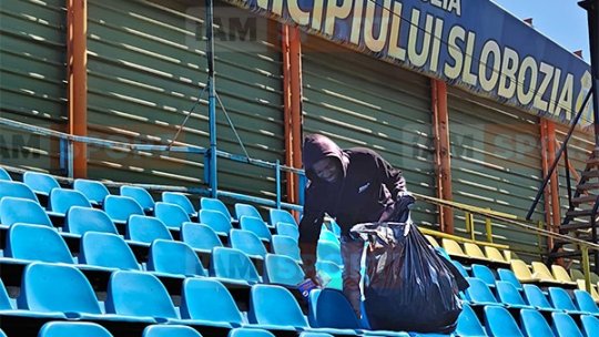 FOTO EXCLUSIV | Nemaiîntâlnit în fotbalul din România! La finalul partidei de play-off, jucătorul a luat un sac de gunoi și a început să strângă resturile din tribune