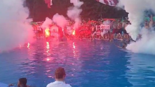 Ultrașii Rapidului, sărbătoare la piscină de ziua clubului. Imagini spectaculoase cu torțele aprinse