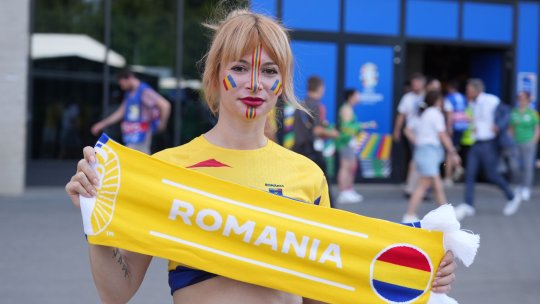 Egal pe teren, avantaj în tribune! Fanele României au încins atmosfera la Frankfurt. Slovacii au replicat cu o fostă Miss. Imagini spectaculoase
