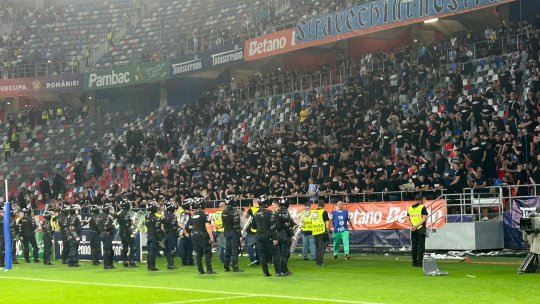 Imagini uluitoare din Ghencea! Peluza Sud a Stelei a vrut să îi atace pe fanii FCSB după finalul Supercupei. Ce au făcut jandarmii prezenți la stadion