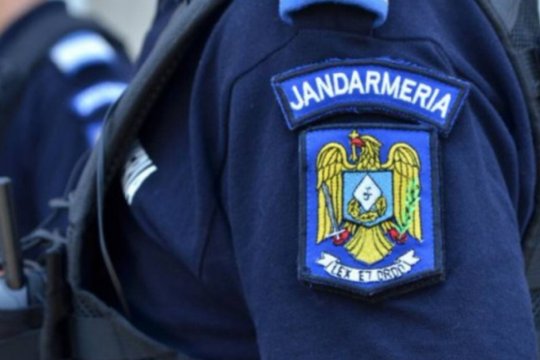 EXCLUSIV | Răspunsul ”fascinant” al Jandarmeriei Buzău, după ce un om al legii a scos pistolul în fața suporterilor Stelei: ”Acțiunea a condus la încetarea conflictului”