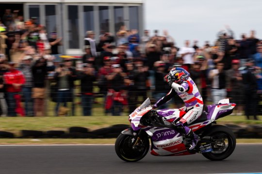 Johann Zarco triumfă la Philip Island. Este prima victorie din carieră, la MotoGP, pentru riderul francez. Lupta pentru titlul mondial devine și mai palpitantă