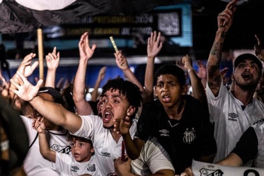Santos retrage temporar numărul lui Pele, după ce a retrogradat în premieră din prima ligă a Braziliei