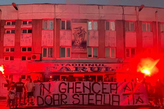 Imagini șocante de la portestul fanilor CSA Steaua. Ultrașii au adus un sicriu și o cruce în Ghencea