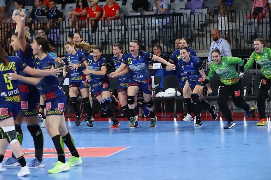 România are viitor! Naționala feminină U19 a învins-o pe Elveția și s-a calificat în semifinalele Campionatului European. Cu cine se duelează ”tricolorele” pentru un loc în finală