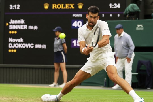 Novak Djokovic e în marea finală la Wimbledon după ce a trecut în trei seturi de Jannik Sinner! Nole poate egala recordul lui Margaret Court