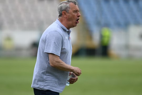 Mircea Rednic a criticat pe toată lumea după un nou eșec cu UTA .”Arbitrii VAR au dormit la primul gol și noi la golul doi. Nu am soluții, ne mișcăm greu cu transferurile”