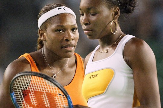 21 de ani de la prima încoronare a Serenei la Wimbledon. Rivalitatea dintre surorile Williams atingea apogeul pe iarba londoneză