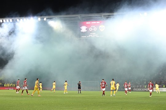 EXCLUSIV | Conducerea Petrolului i-a chemat pe fani la ”Primvs Derby”, deși nu toți puteau intra pe stadion! Cum au fost lăsați zeci de oameni ”cu ochii în soare” și ce transmite clubul