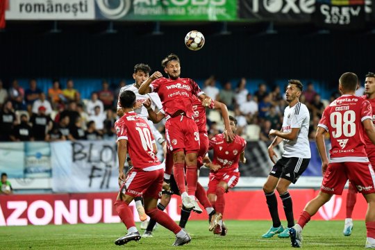 Dinamo – FC Botoșani 1-0. ”Câinii roșii” dau lovitura pe final. Politic face un meci de senzație și îi aduce lui Burcă prima victorie din acest sezon