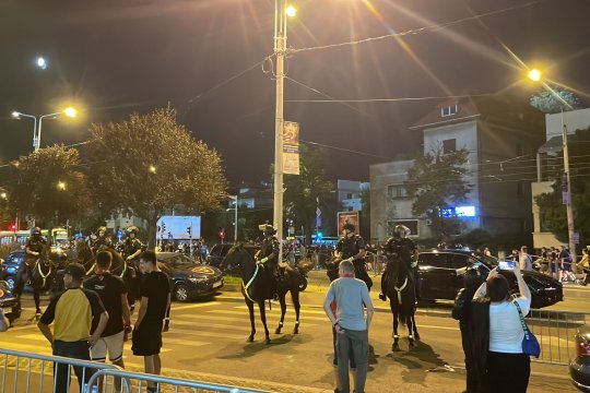 FOTO EXCLUSIV | Fanii Petrolului, escortați de jandarmi și câini pe drumul spre stadionul Arcul de Triumf! Câți suporteri prahoveni sunt așteptați în tribune