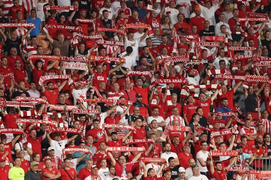 FOTO | Fanii UTA-ei i-au pregătit un mesaj ”special” lui Meszar la meciul cu U Cluj: ”O mare bucurie / Să te vedem la pușcărie”. Scenografie spectaculoasă a arădenilor
