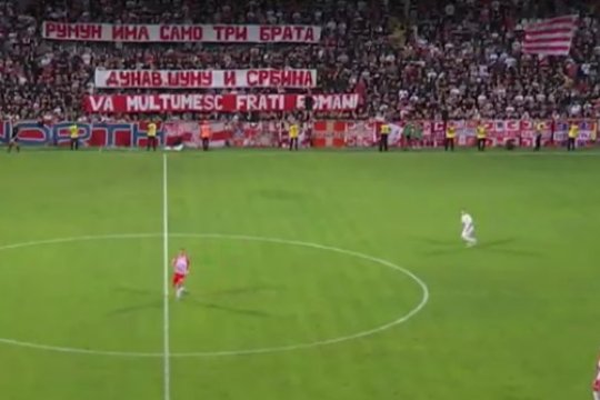 Mesajul de susținere afișat de suporterii sârbi la meciul Cukaricki - Steaua Roșie: ”România are doar 3 frați”
