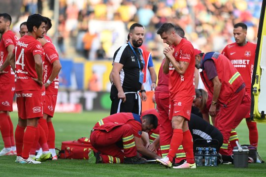 Prima reacție a fotbalistului accidentat groaznic la meciul dintre Hermannstadt și Petrolul. ”Revin repede”