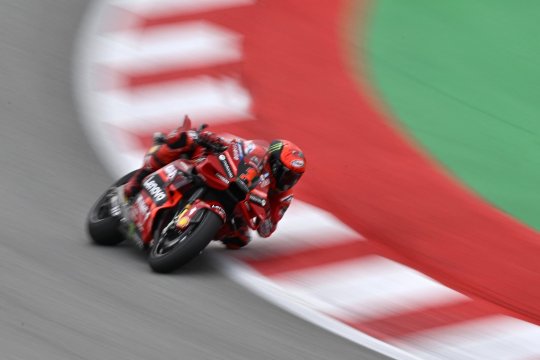 Accident teribil în Marele Premiu al Spaniei la MotoGP. Francesco Bagnaia a fost călcat de o motocicletă! Italianul este transportat la spital | VIDEO