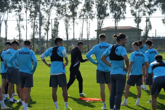 Fotbaliștii Petrolului, antrenamente ”ca la Real Madrid” în cantonamentul din Antalya. Ce a urmărit Florin Pîrvu la primele ședințe de pregătire
