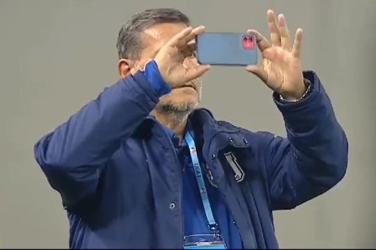 Fabulos! Nicolo Napoli și-a scos telefonul și a făcut o poză chiar înainte de a începe derby-ul Craiovei. Ce a fotografiat italianul