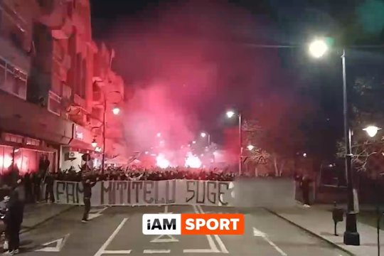Atmosferă incendiară înainte de derby-ul Craiovei! Mii de fani ai Universității s-au strâns pe stradă, au aprins torțe și au afișat un banner grosolan: ”Fam. Mititelu s**e p**a”