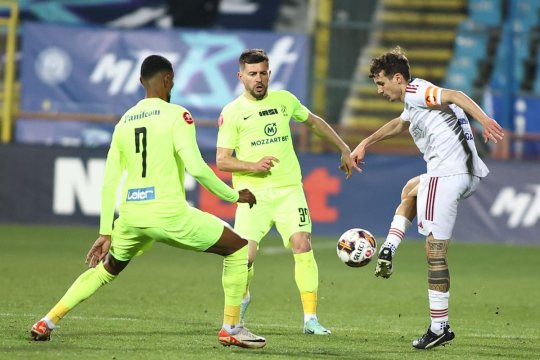 Trebuia anulat golul înscris de Poli Iași la Galați? Un jucător de la Oțelul acuză: ”A atins de două ori mingea” / Marcatorul se apără: ”Nu cred că am atins-o”