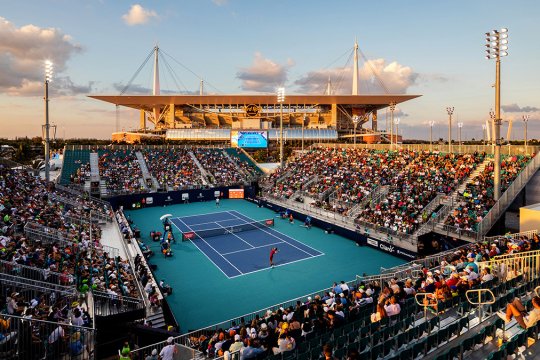 Un jucător de tenis a leșinat pe teren la Miami Open. ”Punem viețile sportivilor în pericol”