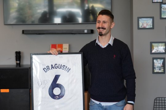 Tricoul lui Radu Drăgușin oferit drept premiu de fratele fotbalistului de la Tottenham
