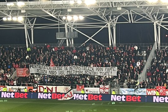 Povestea bannerului misterios afișat de o facțiune a galeriei dinamoviste la meciul cu UTA. Motivul pentru care suporterii "câinilor" le-au mulțumit "fraților" de la Iași