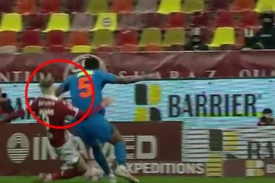 VAR în Rapid - FCSB! Ovidiu Hațegan a fost chemat la marginea terenului după un presupus penalty