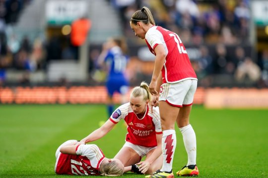 Fotbalul feminin a fost aproape de o tragedie. O jucătoare de la Arsenal s-a prăbușit pe teren și medicii au intervenit de urgență