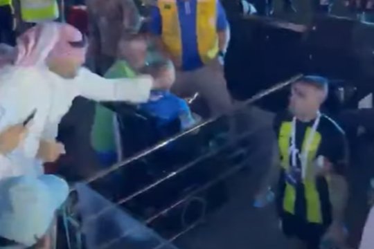 Unul dintre colegii lui Benzema a fost biciuit de șeic la ieșirea de pe teren. Scene greu de închipuit pe un stadion de fotbal