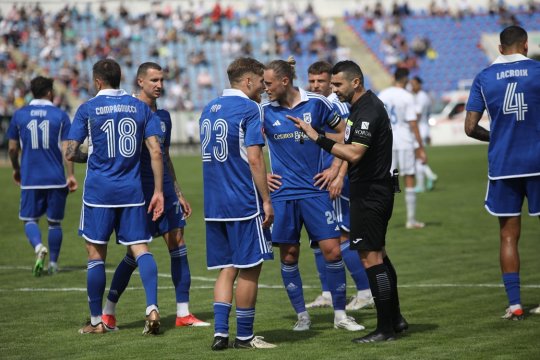 Jucătorii de la FCU Craiova, tot mai speriați de retrogradare: ”Ar fi o pată neagră în CV” + Acuze pentu arbitraj: ”Este rușinos”