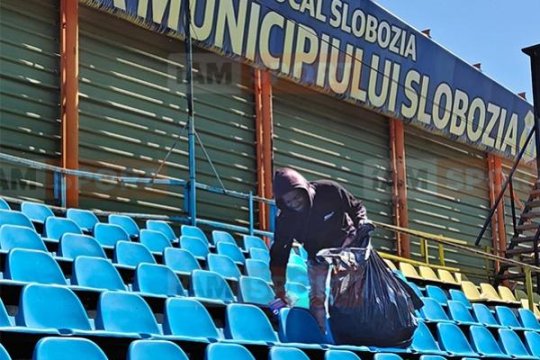 FOTO EXCLUSIV | Nemaiîntâlnit în fotbalul din România! La finalul partidei de play-off, jucătorul a luat un sac de gunoi și a început să strângă resturile din tribune