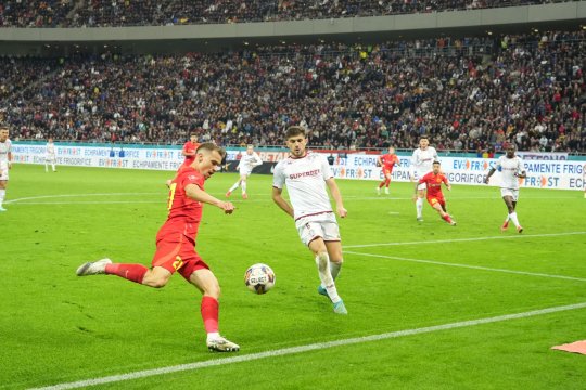 FOTO | Gol controversat marcat în FCSB - Rapid. A ieșit sau nu mingea?