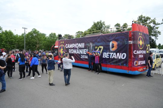 Mesaj pentru CSA Steaua? Fanii FCSB au dat năvală să facă poză cu autocarul echipei. Inscripția care i-a încântat pe suporteri