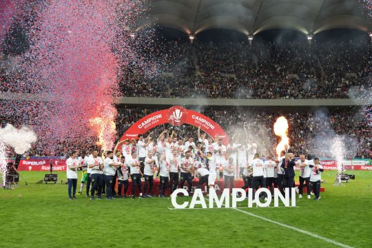 Imaginile bucuriei: FCSB a primit trofeul de campioană în fața unui stadion plin