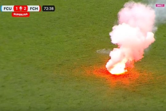 Imaginile neputinței! Cum a fost surprins Adrian Mititelu, după ce fanii FCU Craiova au aruncat o torță în teren, la scorul de 2-1 pentru Hermannstadt