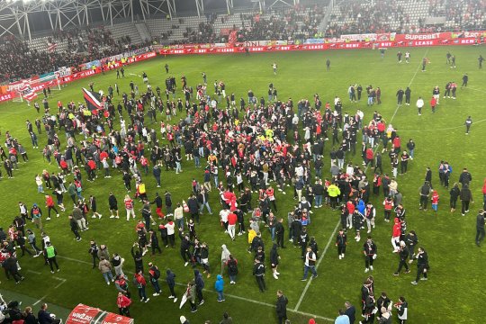 Suporterii lui Dinamo au invadat terenul după victoria cu UTA! Cum a reacționat Zeljko Kopic la final