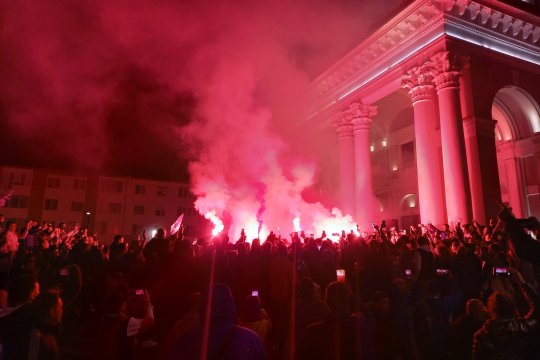 Sărbătoare în plină noapte la Hunedoara. Fanii Corvinului s-au strâns în oraș să petreacă alături de jucătorii care au scris istorie