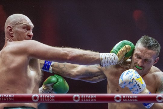 Oleksandr Usik l-a învins pe Tyson Fury și a unificat titlurile la categoria grea!