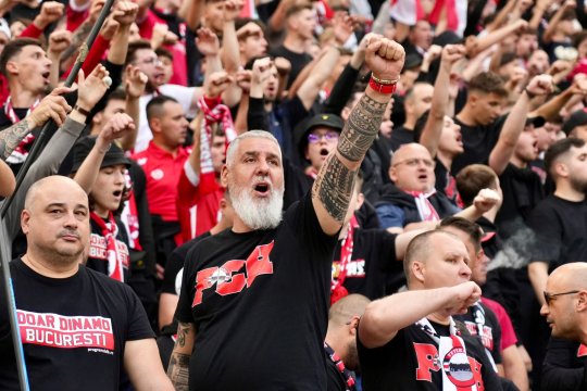 ”Faceți Dinamo mare din nou!” Mesajul genial afișat de fanii alb-roșiilor la baraj. Atmosferă senzațională creată de cei 35.000 de ”câini”