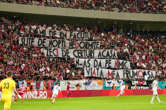 ”Faceți Dinamo mare din nou!” Mesajele afișate de fanii alb-roșiilor la baraj. Atmosferă senzațională creată de cei 35.000 de ”câini”