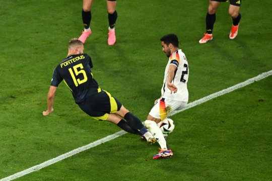 Prima controversă de la EURO 2024, în Germania - Scoția. Penalty și roșu după o intrare inconștientă