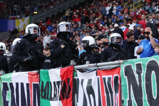 Cuțite și petarde, înainte de Italia - Albania. Poliția germană a intervenit în forță și a arestat 50 de ultrași