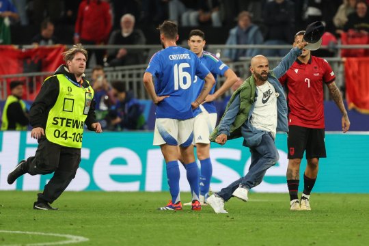 Imaginile pe care UEFA nu le-a vrut la TV. Ce s-a întâmplat în timpul meciului Italia - Albania 2-1